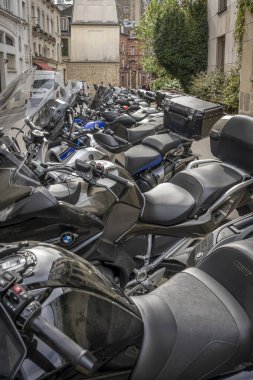 Paris, Fransa - 04: 12 2025: Paris Polis Departmanı Motosiklet Şirketleri. Sokağa park etmiş motosikletler.