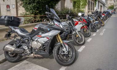 Paris, Fransa - 04: 12 2025: Paris Polis Departmanı Motosiklet Şirketleri. Sokağa park etmiş motosikletler.