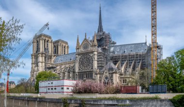 Paris, Fransa - 04: 12 2025 Notre Dame de Paris. Notre-Dame katedral cephesinin panoramik manzarası, Seine rıhtımlarından Seine kıyıları.