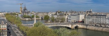 Paris, Fransa - 04: 12 2025 Notre Dame de Paris. Notre-Dame Katedrali 'nin panoramik manzarası ve Arap Dünya Enstitüsü' nün tepesinden Seine.