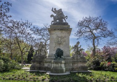 Paris, Fransa - 04 12 2025: Barye Meydanı. Antoine Louis Barye 'nin bronz heykel düzeni ve gücü, Laurent Marqueste tarafından yapıldı.