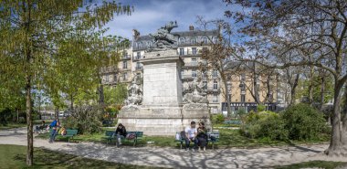 Paris, Fransa - 04 12 2025: Barye Meydanı. Antoine Louis Barye 'nin bronz heykel düzeni ve gücü, Laurent Marqueste tarafından yapıldı.