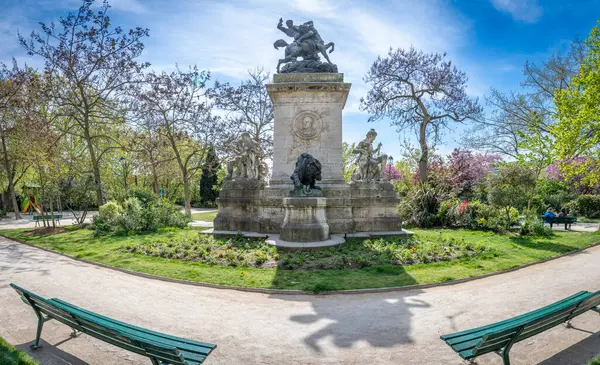 Paris, Fransa - 04 12 2025: Barye Meydanı. Antoine Louis Barye 'nin bronz heykel düzeni ve gücü, Laurent Marqueste tarafından yapıldı.