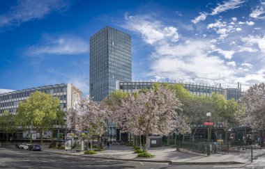 Paris, Fransa - 04 19 2025: Sorbonne Üniversitesi 'nin panoramik manzarası, Zamansky Kulesi, binalar ve çiçek açan ağaçlı Jussieu Meydanı