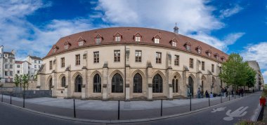 Paris, Fransa - 04 19 2025: Zehirli sokaktan Bernardins Koleji 'nin panoramik manzarası