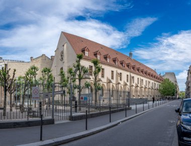 Paris, Fransa - 04 19 2025: Zehirli sokaktan Bernardins Koleji 'nin panoramik manzarası