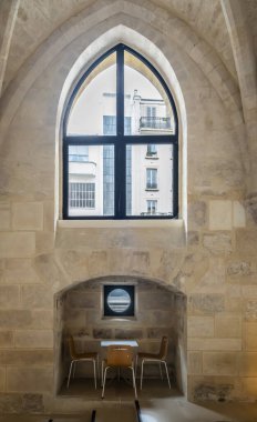 Paris, Fransa - 04 19 2025: Bernardins Koleji 'nin Büyük Geçidi