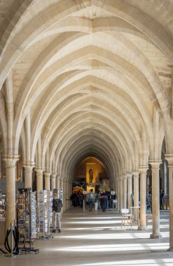 Paris, Fransa - 04 19 2025: Bernardins Koleji 'nin Büyük Geçidi