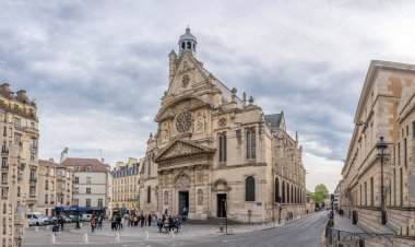 Paris, Fransa - 04 19 2025: Saint-Etienne-du-Mont Kilisesi ve Saint-Genevieve Meydanı 'ndan IV. Henri Lisesi' nin panoramik manzarası