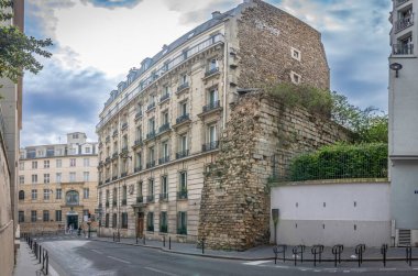 Paris, Fransa - 04 19 2025: Philippe Auguste 'nin kalıntılarının panoramik görünümü