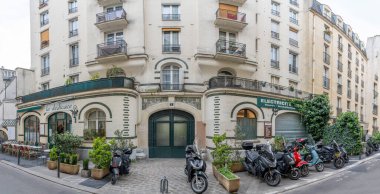 Paris, Fransa - 04 19 2025: Laplace Caddesi 'nden bir Art-deco binasının panoramik görünümü