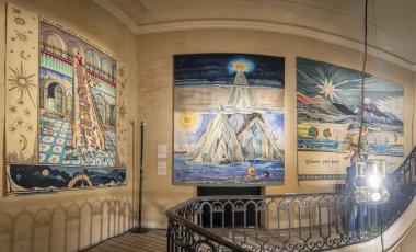 Paris, Fransa - 04 19 2025: Aubusson Tolkien örüyor. J. R. R. Tolkienand 'ın Bernardins Koleji' nin girişinde sergilenen halılar ve halılardan esinlenilmiştir.