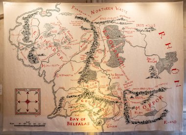 Paris, Fransa - 04 19 2025: Aubusson Tolkien örüyor. J. R. R. Tolkienand 'ın Bernardins Koleji' nin girişinde sergilenen halılar ve halılardan esinlenilmiştir.