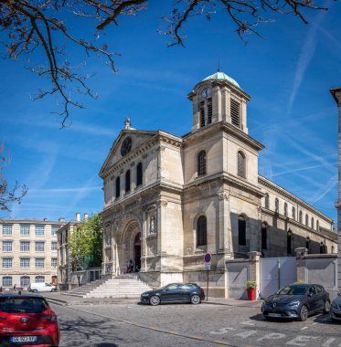 Paris, Fransa - 04 06 2025: Flandres bölgesi. Saint-Jacques Saint-Christophe Kilisesi 'nin dış görünüşüne bakın. La Villette Kilisesi, Meydan Serge Reggiani