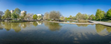 Nanterre, Fransa - 04 11 2025: adanın park yolu. Parkın orta kısmını ahşap patika, havza filtreleme suyu Seine 'den, ağaçlar ve bitki örtüsü ile görün.