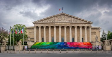 Paris - Fransa - 04: 24 2025: Le Quai d 'Orsay' den Elsa Tomkowiak tarafından Echo kurulumuyla Ulusal Meclis 'in ön cephesi 