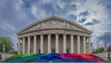 Paris - Fransa - 04: 24 2025: Le Quai d 'Orsay' den Elsa Tomkowiak tarafından Echo kurulumuyla Ulusal Meclis 'in ön cephesi 