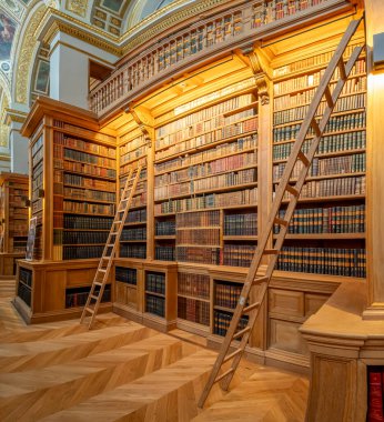 Paris, Fransa - 04: 24: 2025: Eski ünlü kitaplarla birlikte Ulusal Meclis Kütüphanesi 'ndeki kitap raflarının panoramik görünümü