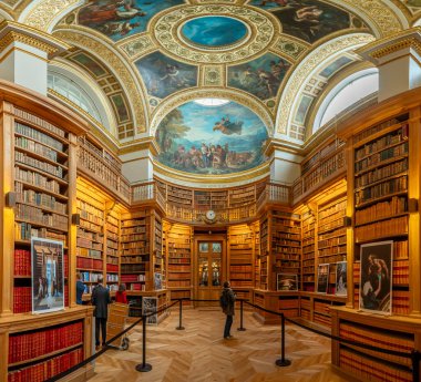 Paris, Fransa - 04: 24 2025: Kitap raflarının panoramik görünümü ve yenilenmeden sonra Ulusal Meclis Kütüphanesi Tavanı