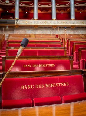 Paris, Fransa - 04 24 2025: Altın mikrofonlu kürsü manzarası ve The Sessions Hall veya Ulusal Meclis 'teki hemicycle tribünlerindeki bakanlar kürsüsü