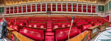 Paris, Fransa - 04 24 2025: Oturumlar Salonu 'nun panoramik görünümü veya hemicycle ve Ulusal Meclis' in arka planındaki pansiyonlar