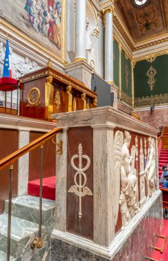 Paris, Fransa - 04: 24 2025: Başkan 'ın masasının altındaki platformun detaylı görünümü, tünek olarak adlandırılıyor, Ulusal Meclis' teki hemicycle 'a tepeden bakıyor