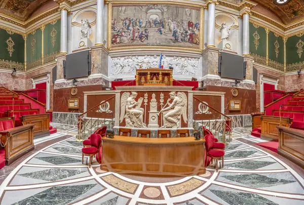 Paris, Fransa - 04 24 2025: Başkan 'ın masasının altındaki platformun panoramik görüntüsü, tünek olarak adlandırılıyor, Ulusal Meclis' teki hemicycle 'a tepeden bakıyor