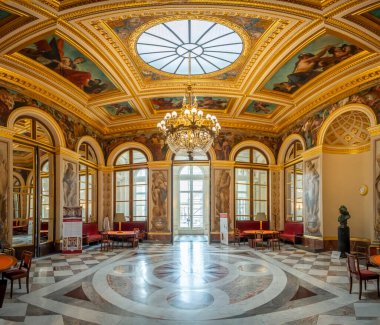 Paris, Fransa - 04: 24 2025: Ulusal Meclis 'teki Eugene Delacroix Salonu' nun panoramik görünümü