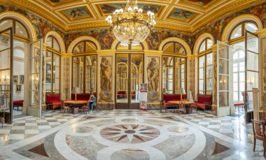 Paris, Fransa - 04: 24 2025: Ulusal Meclis 'teki Eugene Delacroix Salonu' nun panoramik görünümü