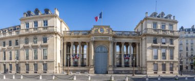 Paris, Fransa - 04 18 2025: Place du Palais Bourbon 'dan Ulusal Meclis' in görüntüsü
