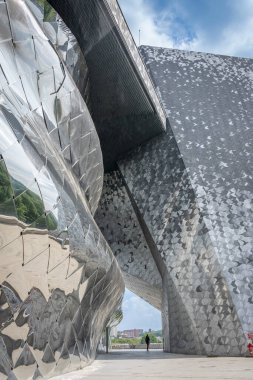 Paris, Fransa - 04 26 2025: Filarmoni Binası 'nın dış görünüşü