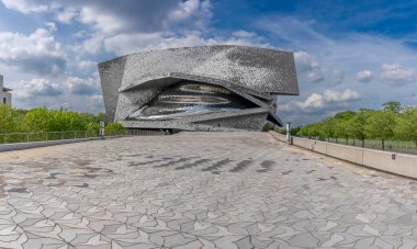 Paris, Fransa - 04 26 2025: Filarmoni Binası cephesinin panoramik görünümü
