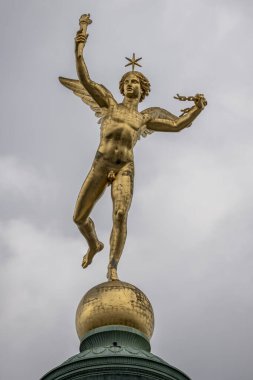 Paris, Fransa - 05 03 2025: Place de la Bastille. Temmuz 'da Özgürlük Heykeli' nin dehasının detaylı görüntüsü