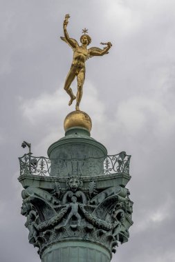 Paris, Fransa - 05 03 2025: Place de la Bastille. Temmuz 'da Özgürlük Heykeli' nin dehasının detaylı görüntüsü