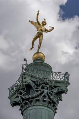 Paris, Fransa - 05 03 2025: Place de la Bastille. Temmuz 'da Özgürlük Heykeli' nin dehasının detaylı görüntüsü