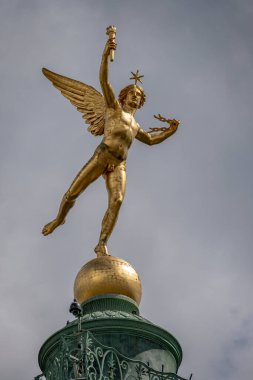 Paris, Fransa - 05 03 2025: Place de la Bastille. Temmuz 'da Özgürlük Heykeli' nin dehasının detaylı görüntüsü