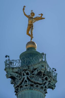 Paris, Fransa - 05 03 2025: Place de la Bastille. Temmuz 'da Özgürlük Heykeli' nin dehasının detaylı görüntüsü