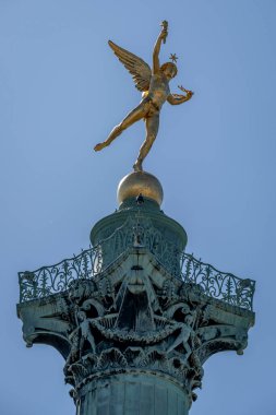 Paris, Fransa - 05 03 2025: Place de la Bastille. Temmuz 'da Özgürlük Heykeli' nin dehasının detaylı görüntüsü