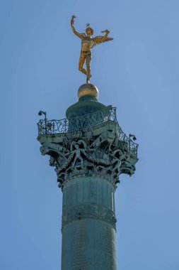 Paris, Fransa - 05 03 2025: Place de la Bastille. Temmuz 'da Özgürlük Heykeli' nin dehasının detaylı görüntüsü