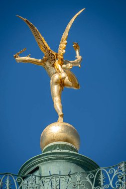 Paris, Fransa - 05 03 2025: Place de la Bastille. Temmuz 'da Özgürlük Heykeli' nin dehasının detaylı görüntüsü