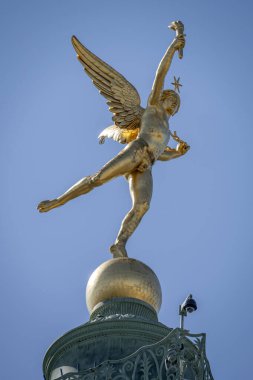 Paris, Fransa - 05 03 2025: Place de la Bastille. Temmuz 'da Özgürlük Heykeli' nin dehasının detaylı görüntüsü
