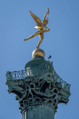 Paris, Fransa - 05 03 2025: Place de la Bastille. Temmuz 'da Özgürlük Heykeli' nin dehasının detaylı görüntüsü