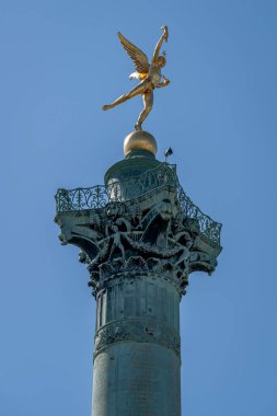 Paris, Fransa - 05 03 2025: Place de la Bastille. Temmuz 'da Özgürlük Heykeli' nin dehasının detaylı görüntüsü
