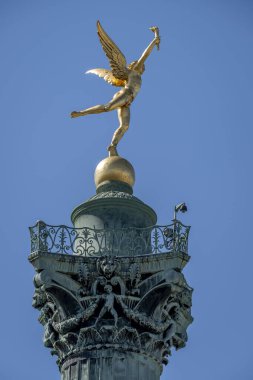 Paris, Fransa - 05 03 2025: Place de la Bastille. Temmuz 'da Özgürlük Heykeli' nin dehasının detaylı görüntüsü
