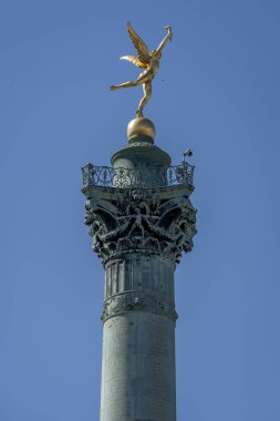 Paris, Fransa - 05 03 2025: Place de la Bastille. Temmuz 'da Özgürlük Heykeli' nin dehasının detaylı görüntüsü