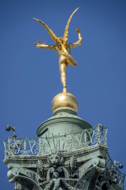 Paris, Fransa - 05 03 2025: Place de la Bastille. Temmuz 'da Özgürlük Heykeli' nin dehasının detaylı görüntüsü
