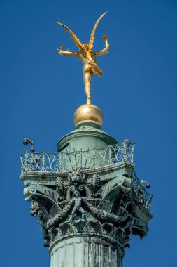 Paris, Fransa - 05 03 2025: Place de la Bastille. Temmuz 'da Özgürlük Heykeli' nin dehasının detaylı görüntüsü