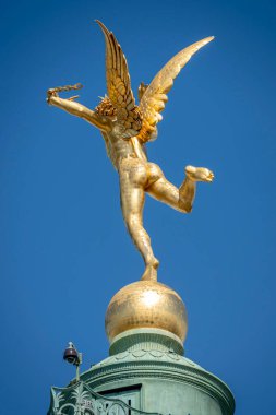 Paris, Fransa - 05 03 2025: Place de la Bastille. Temmuz 'da Özgürlük Heykeli' nin dehasının detaylı görüntüsü