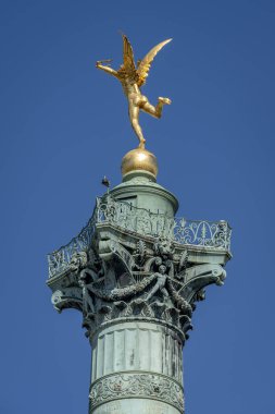 Paris, Fransa - 05 03 2025: Place de la Bastille. Temmuz 'da Özgürlük Heykeli' nin dehasının detaylı görüntüsü