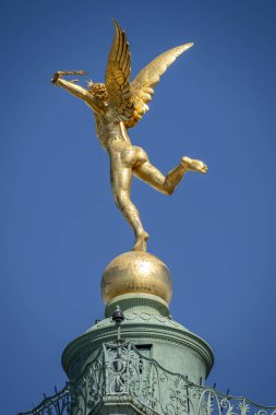 Paris, Fransa - 05 03 2025: Place de la Bastille. Temmuz 'da Özgürlük Heykeli' nin dehasının detaylı görüntüsü